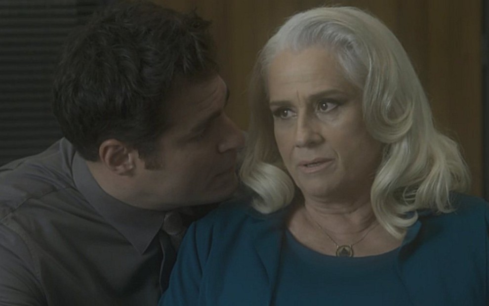Thiago Lacerda (Ciro) e Vera Holtz (Magnólia) em cena de A Lei do Amor, novela das nove - Reprodução/TV Globo
