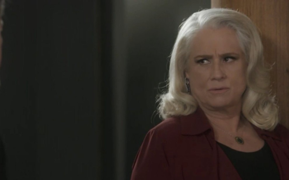 Vera Holtz (Magnólia) em cena de A Lei do Amor; vilã revelará que reconheceu o banqueiro - Reprodução/TV Globo