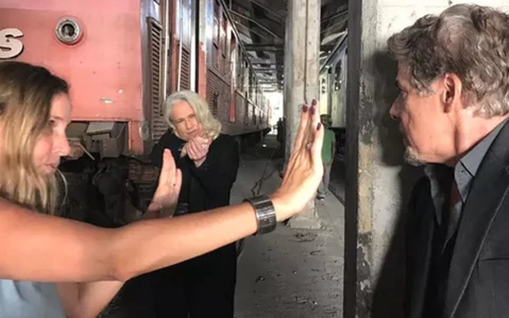 Natália Grimberg orienta ensaio de Vera Holtz e José Mayer no embate dos vilões - Divulgação/TV Globo