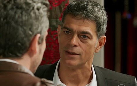 Alexandre Nero (Romero) e Eduardo Moscovis (Orlando) em cena de A Regra do Jogo - Reprodução/TV Globo