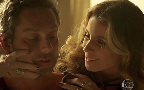 Alexandre Nero (Romero) e Giovanna Antonelli (Atena) em cena de A Regra do Jogo - Reprodução/TV Globo