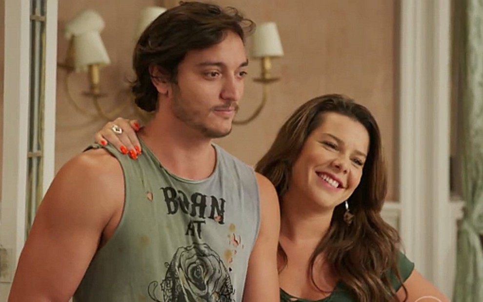 Allan Souza Lima (Nenezinho) e Fernanda Souza (Mel) em cena de A Regra do Jogo - Reprodução/TV Globo