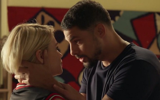 Bruna Linzmeyer (Belisa) e Cauã Reymond (Juliano) em cena de A Regra do Jogo - Reprodução/TV Globo