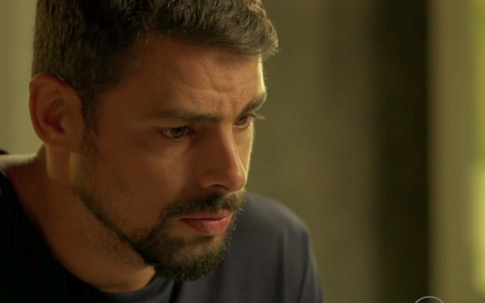 Foto: Novela 'A Regra do Jogo': O policial chega ao local após Juliano  (Cauã Reymond) seguir Zé Maria (Tony Ramos) e desconfiar da casa -  Purepeople