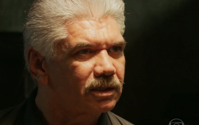 Tio (Jackson Antunes) será surpreendido pela polícia em A Regra do Jogo, da Globo - Reprodução/TV Globo