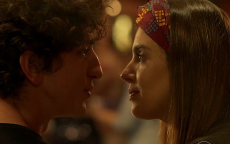 Johnny Massaro (Cesário) e Giovanna Lancellotti (Luana) em cena de A Regra do Jogo - Reprodução/TV Globo