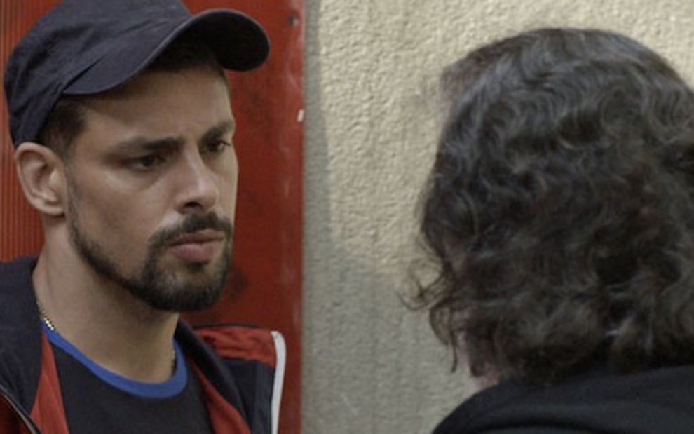 Foto: Novela 'A Regra do Jogo': O policial chega ao local após Juliano  (Cauã Reymond) seguir Zé Maria (Tony Ramos) e desconfiar da casa -  Purepeople