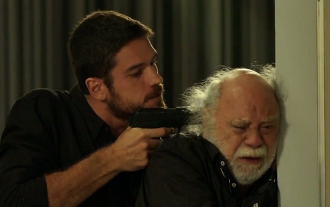 Marco Pigossi (Dante) e Tonico Pereira (Ascânio) em cena de A Regra do Jogo - Reprodução/TV Globo