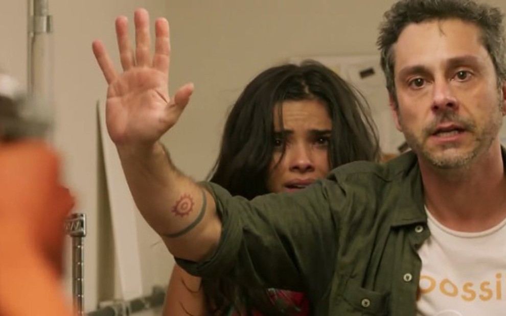 Romero (Alexandre Nero) protege Toia (Vanessa Giácomo) em cena de A Regra do Jogo - Reprodução/TV Globo