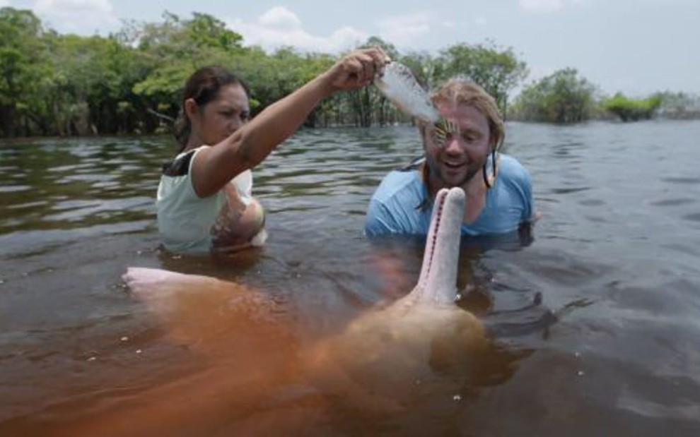 Richard Rasmussen nada com boto rosa em cena do documentário A River Below - Helkin René Diaz/A River Below