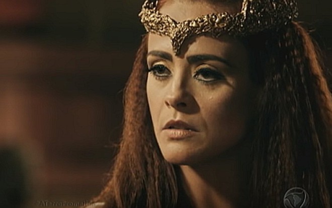 Juliana Silveira (Kalesi) em cena de A Terra Prometida; vilã oferece rival como troféu em luta - Reprodução/Record