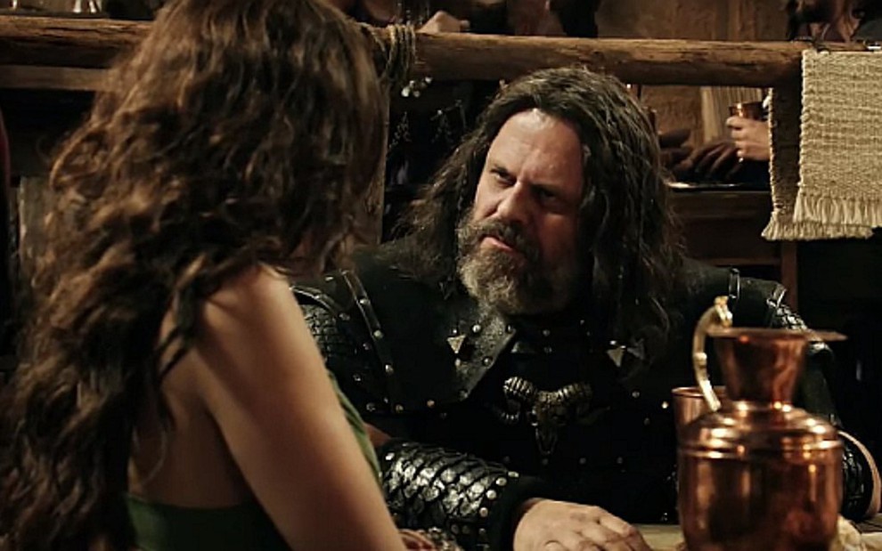 Leonardo Franco (Tibar) em cena de A Terra Prometida; servo da rainha matará prostituta - Reprodução/Record
