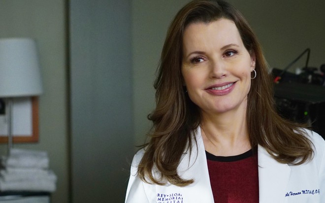 Geena Davis durante participação no drama médico Grey's Anatomy: ela agora fará Glow na Netflix - Reprodução/ABC