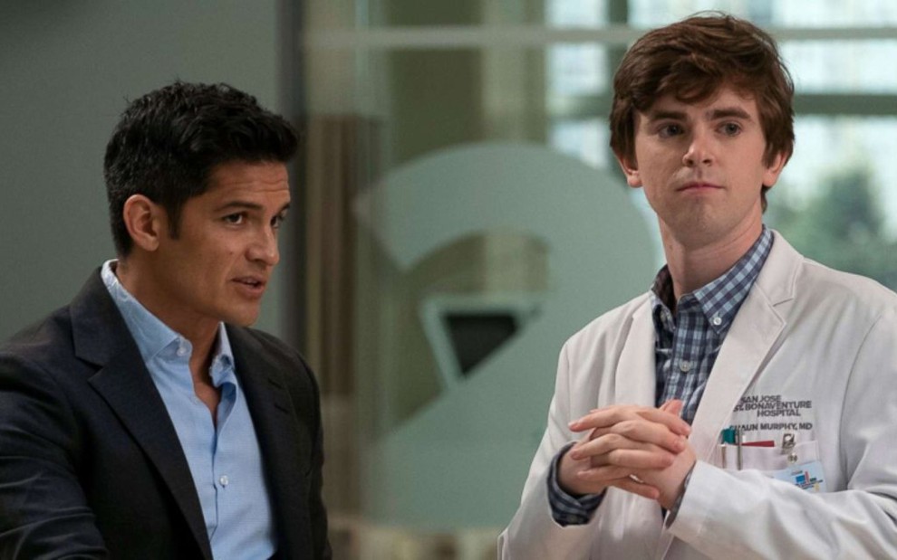 Nicholas Gonzalez e Freddie Highmore em cena de The Good Doctor, série exclusiva do Globoplay - Divulgação/ABC