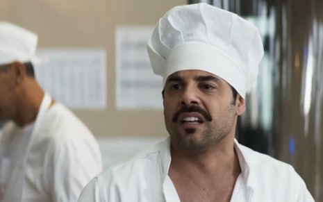 O ator Pedro Carvalho vestido como chef de cozinha em cena como Abel de A Dona do Pedaço