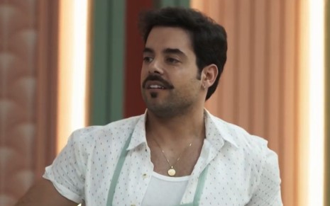 O ator Pedro Carvalho veste um avental do reality show Best Cake na pele de Abel em A Dona do Pedaço, novela das nove da Globo