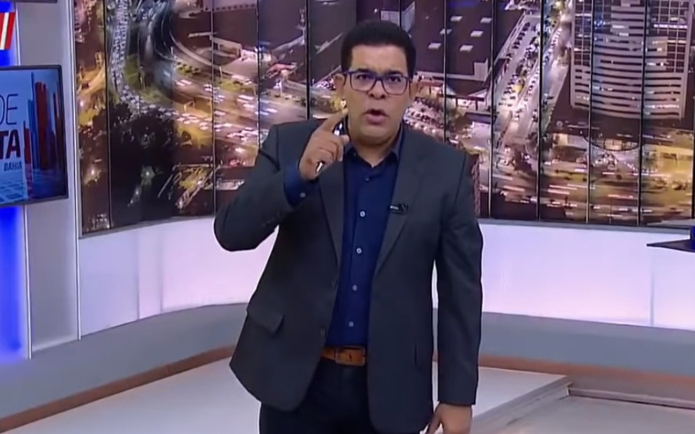 O apresentador Adelson Carvalho comanda a versão baiana do Cidade Alerta, da TV Itapoan - Reprodução/TV Itapoan