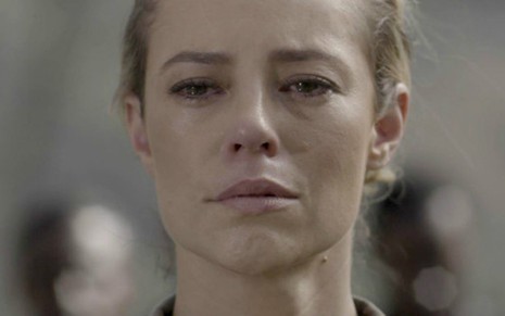 Jeiza (Paolla Oliveira) com lágrimas nos olhos no enterro do amigo em A Força do Querer - Reprodução/Globo