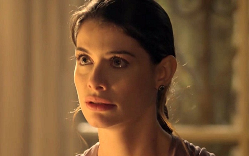 Lívia (Alinne Moraes) decide abandonar o casarão por causa de seu pai em Além do Tempo - Reprodução/TV Globo