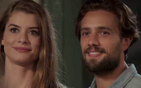 Alinne Moraes (Lívia) e Rafael Cardoso (Felipe) em cena de Além do Tempo - Reprodução/TV Globo