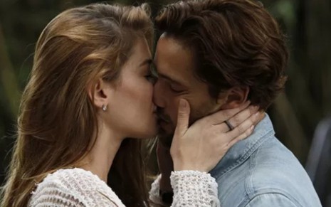 Lívia (Alinne Moraes) e Felipe (Rafael Cardoso) se beijam em cena de Além do Tempo - Fábio Rocha/TV Globo