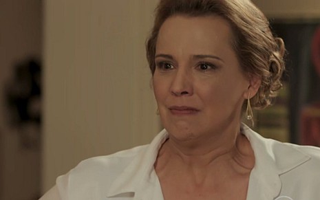 Ana Beatriz Nogueira (Emília) em cena de Além do Tempo, novela das seis da Globo - Reprodução/TV Globo