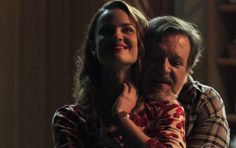 Carolina Kasting (Rosa) e Luis Melo (Massimo) em cena de Além do Tempo, novela das seis - Reprodução/TV Globo