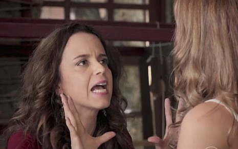 Severa (Dani Barros) briga com Melissa (Paolla Oliveira) em cena de Além do Tempo - Reprodução/TV Globo