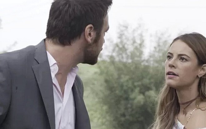 Emílio Dantas (Pedro) e Paolla Oliveira (Melissa) em cena de Além do Tempo, novela das seis - Reprodução/TV Globo