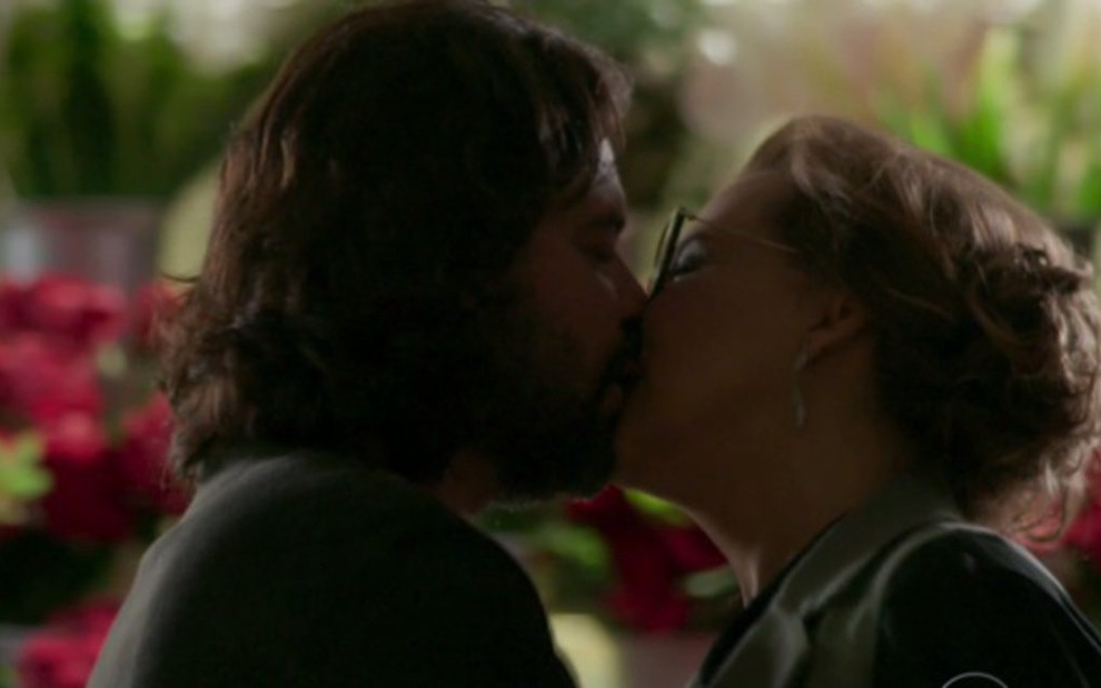 Bernardo (Felipe Camargo) e Emília (Ana Beatriz Nogueira) se beijam em Além do Tempo - Reprodução/TV Globo