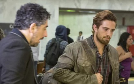 Ariel (Michel Melamed) entra na frente de Felipe (Rafael Cardoso) para ele perder o metrô - Felipe Moteiro/TV Globo