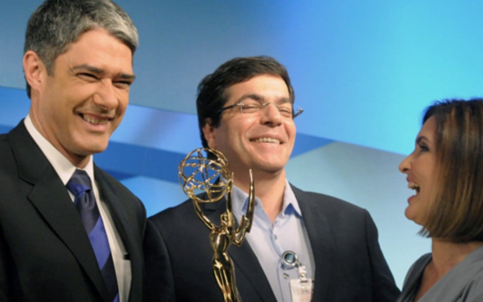 Ali Kamel, diretor-geral de Jornalismo da Globo, ao lado de William Bonner e Fátima Bernardes no Emmy - Memória Globo