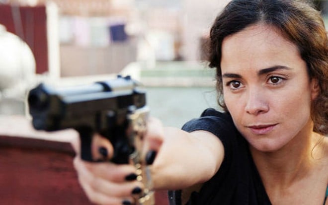 A atriz Alice Braga em cena como Teresa, protagonista da série A Rainha do Sul, do Space - Divulgação/USA Network