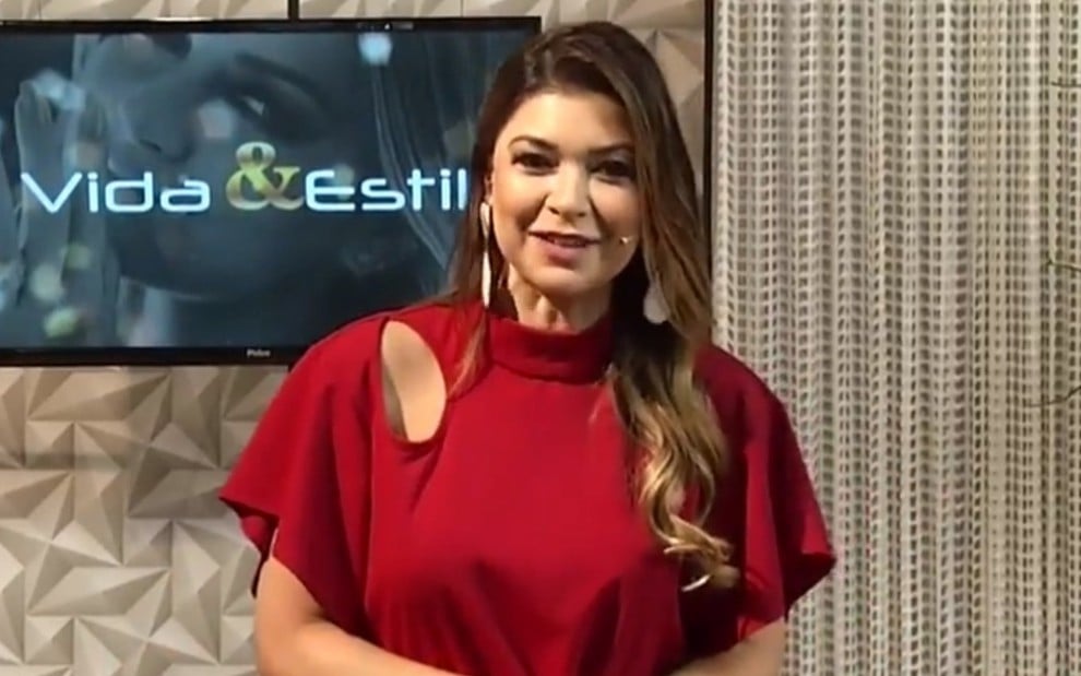 A apresentadora Amanda Françozo no programa Vida & Estilo, da Rede Brasil: gravidez - Reprodução/Rede Brasil de Televisão