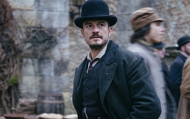 O ator Orlando Bloom com roupas de época em cena de Carnival Row, série de fantasia do Amazon Prime Video