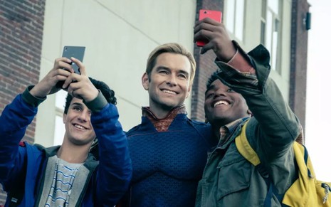 O herói Capitão Pátria (Antony Starr) tira fotos com fãs em cena da primeira temporada de The Boys