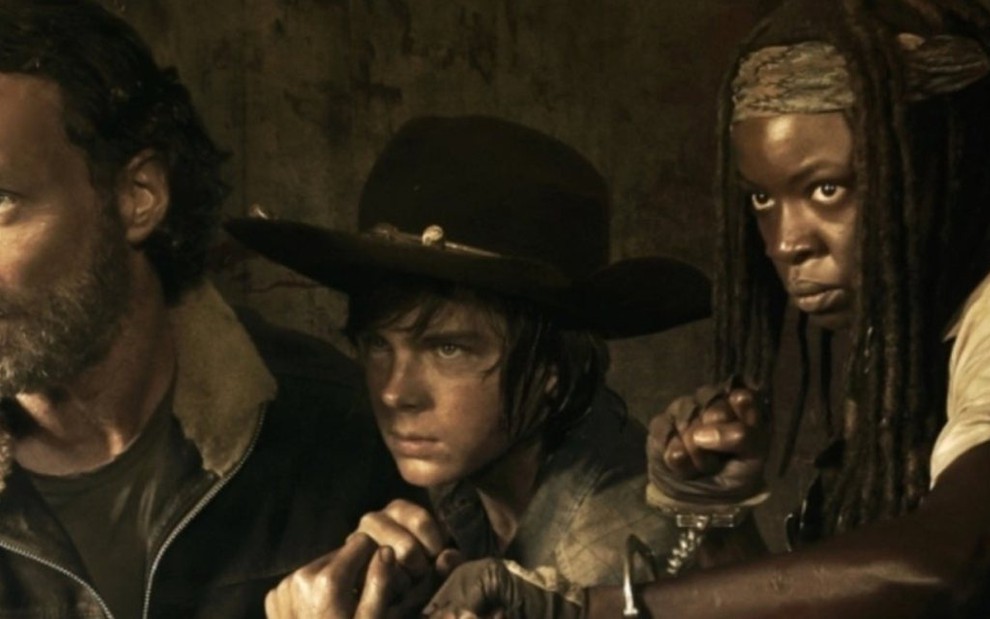 Os atores Andrew Lincoln, Chandler Riggs e Danai Gurira em cena de The Walking Dead