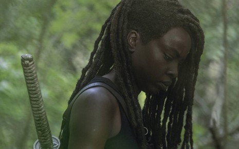 Danai Gurira faz expressão triste em cena da décima temporada de The Walking Dead