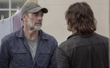 Os atores Jeffrey Dean Morgan e Norman Reedus em cena da décima temporada de The Walking Dead
