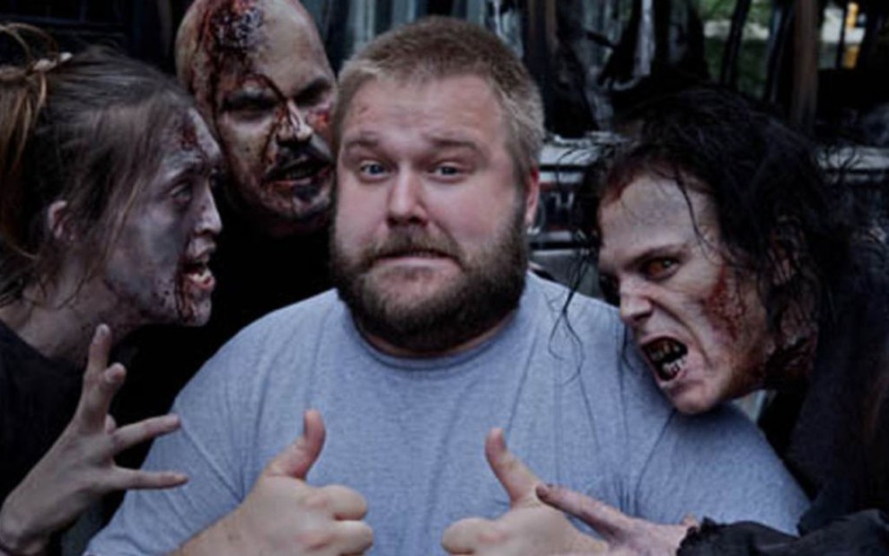 O criador de Walking Dead, Robert Kirkman, posa entre zumbis nos bastidores da série de TV - Scott Garfield/AMC