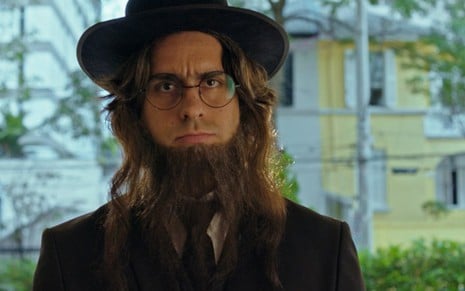 O personagem Fred (Felipe Abib) finge ser um judeu ortodoxo na série Amigo de Aluguel, do Universal TV - Divulgação/Universal TV