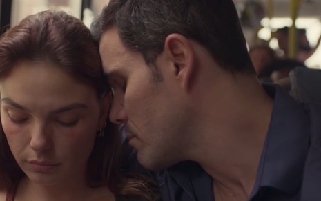 A atriz Isis Valverde contracena com Juliano Cazarré uma cena de carinho na novela Amor de Mãe, da TV Globo
