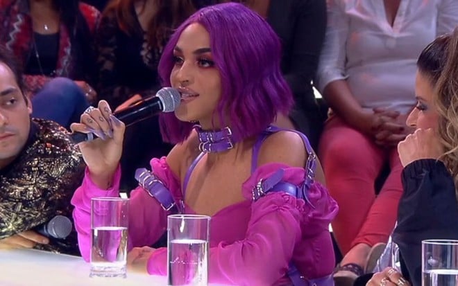 Pabllo Vittar na bancada do Amor & Sexo, entre Eduardo Sterblitch e Mariana Santos: flopou - Reprodução/TV Globo