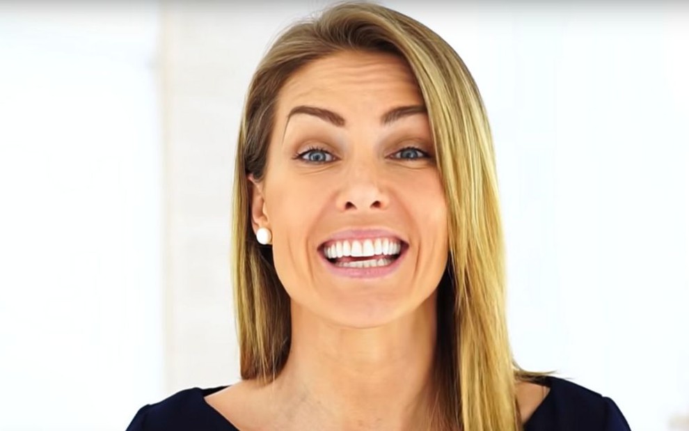 A apresentadora Ana Hickmann sorrindo, com fundo branco, em vídeo para seu canal do YouTube