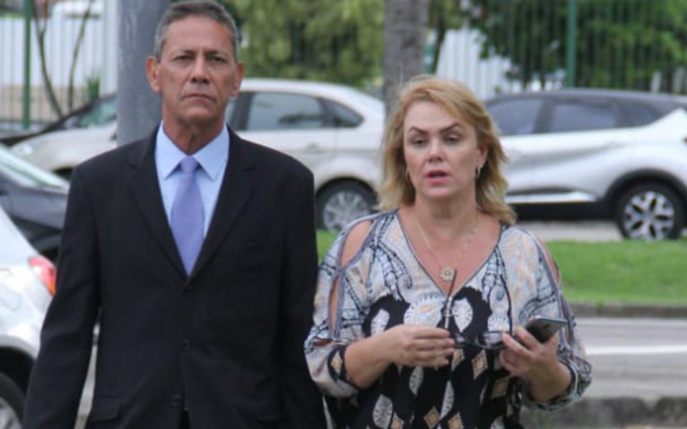 Ana Paula Pituxita chegou ao Fórum da Barra Funda nesta quarta (17) com o advogado Sylvio Guerra - Agnews