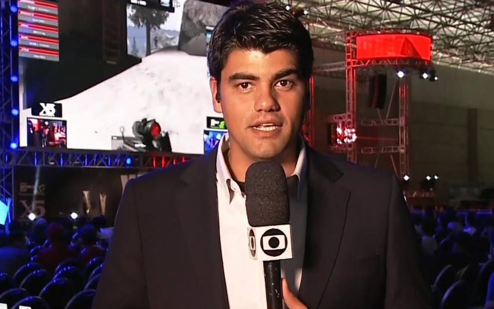 André Azeredo durante link ao vivo para o Jornal Hoje; ele foi contratado pela Record para ser apresentador - Reprodução/TV Globo