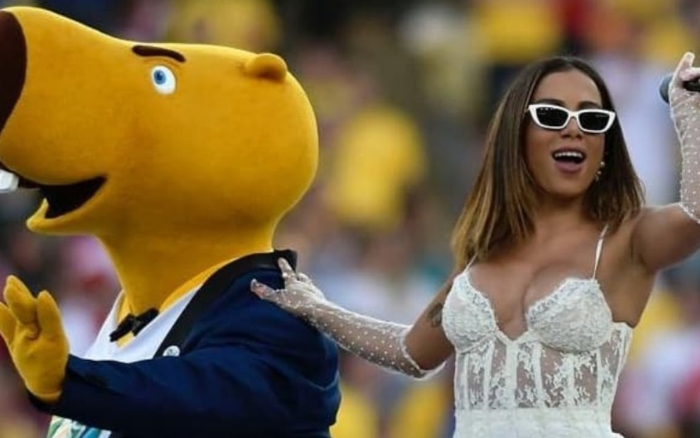 Anitta se apresenta no encerramento da Copa América, no Maracanã, ao lado de mascote