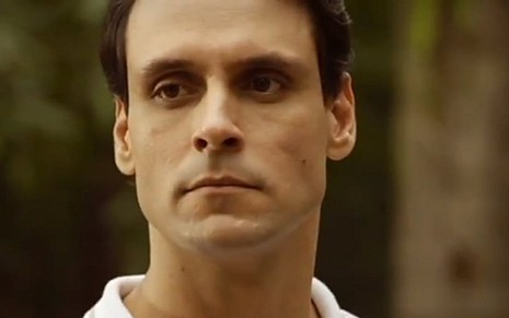 Adriano (Felipe Cunha) tentará se livrar da responsabilidade do filho em cena de Apocalipse - Reprodução/Record