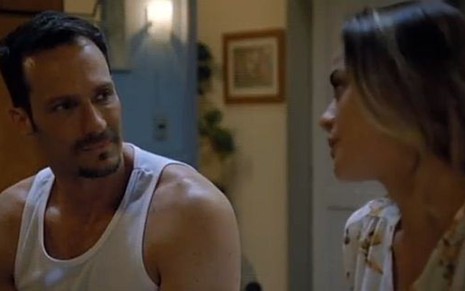 César (Fernando Pavão) e Raquel (Juliana Silveira) terão crise no casamento em Apocalipse - Reprodução/Record