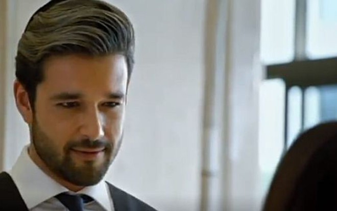 Sérgio Marone (Ricardo) em cena de Apocalipse; anticristo acredita que matou a rival - Reprodução/RecordTV